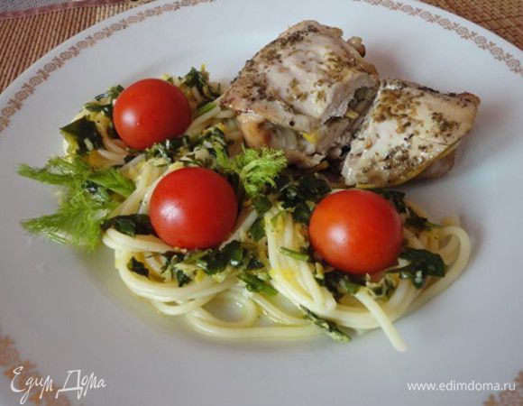 Спагетти отварить, слить воду и заправить соусом.
