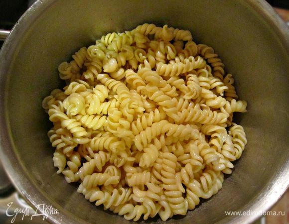 Отварить пасту в подсоленной воде так, как указано в инструкции на упаковке. Приготовленную пасту сбрызнуть оливковым маслом, перемешать.