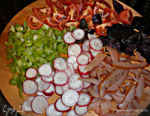 Зелёный перец нарезать мелкими кубиками, редис нарезать кружочками, помидоры разрезать  пополам (у меня крупные черри, поэтому нарезала на 3-4 части), куриное карпачо нарезать полосками, базилик разделить на листочки.