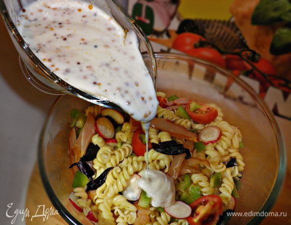 Заправляем салат соусом и украшаем листочками базилика. 