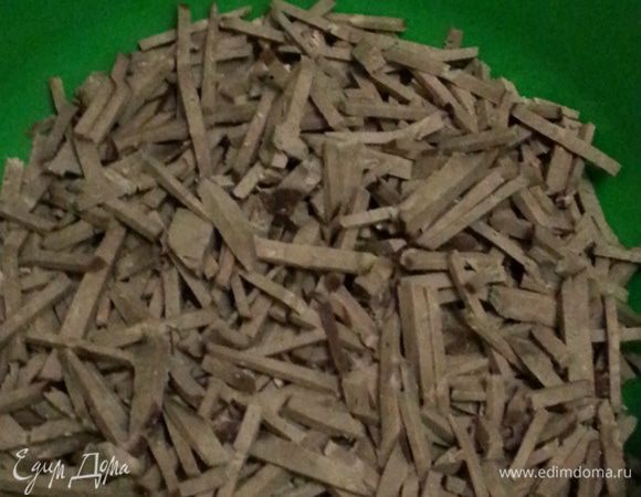 Отвариваем печень: хорошо ее промываем, разрезаем на 2 части (по 500 гр), удаляем пленки и замачиваем в молоке на 1-2 часа. По прошествии времени, откидываем на дуршлаг, даем стечь молоку. Кастрюлю с водой ставим на плиту, когда закипит добавляем соль, перец душистый горошек, пару щепоток молотого мускатного ореха, в последнюю очередь печень. Время варки зависит от размеров печени, кусочки по 500 грамм надо варить около 25-30 минут. После закипания убавляем огонь и снимаем пену. За  10 минут до готовности добавляем в кастрюлю 2 лавровых листика. Проверить готовность печени можно проколов ее ножом, если выделится прозрачная жидкость - печень готова. Остужаем, промываем, нарезаем соломкой.