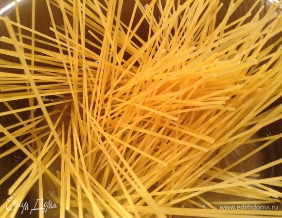 Сварить спагетти.