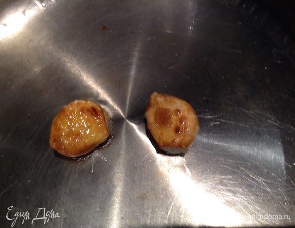 В оливковом масле обжарить чеснок и убрать.