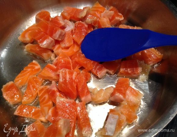 Выложить в масло рыбу и быстро обжарить.