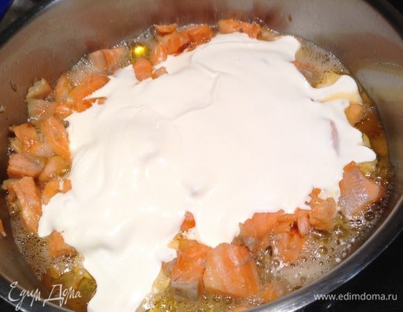 В рыбу добавить сливки(2 минуты жарим).