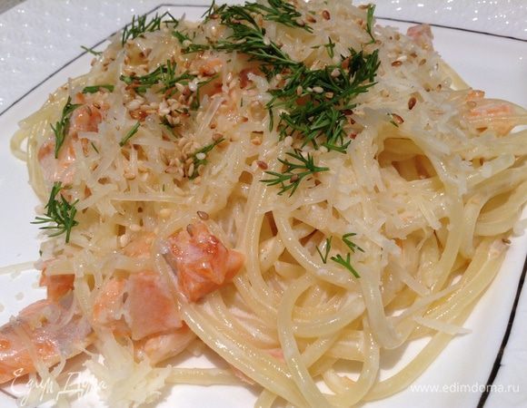 Выкладываем спагетти в тарелки, посыпаем сыром, укропом и кунжутом(кунжут обжарить).
И быстро кушаем....