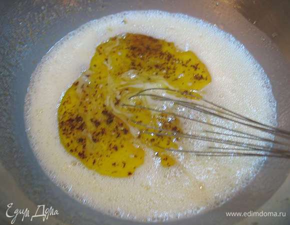 К яично-йогуртовой массе добавить охлажденное коричневое масло и перемешать. 