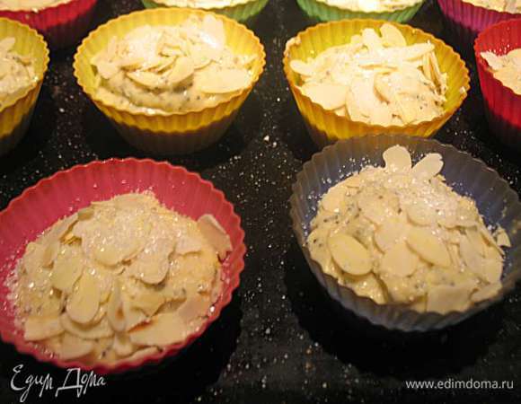 Тесто разложить по формочкам, сверху посыпать лепестками миндаля и сахаром. Выпекать в заранее разогретой до 200 градусов духовке 15 минут, до образования золотистой корочки и сухой зубочистки. Охладить 5 минут. 