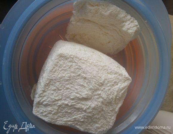 За несколько дней до приготовления необходимо 900 мл. кефира 2,5% положить в морозилку (кефир 1% брать не советую, т.к. просто будет меньше выход крема, а вот 3,2% даже лучше, и естественно, если он у Вас в бутылке, то необходимо перелить в контейнер для заморозки). Примерно через сутки или в нужный Вам момент (за 2-3 дня до приготовления) достаем кусок кефира, кладем на мелкое сито и ставим в холодильник, через 2 суток, сыворотка растает и стечет, а в ситечке останется кефирный крем. Из 900 мл. кефира получилось 220 грамм кефирного крема.