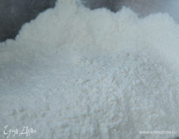 Смешиваем в емкости сахар, муку и разрыхлитель. Настоятельно рекомендую - берите сахара меньше, иначе будет очень сладко.