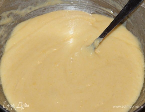 Масло сливочное растапливаем на водяной бане и немного остужаем. Смешиваем яйца с сухой смесью, добавляем растопленное сливочное масло и вымешиваем тесто. Оно получится таким красивым и пластичным...мммм...лично я лопатку облизала два раза...извините.