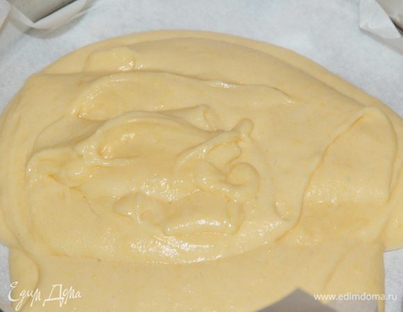 Форму выстилаем пекарской бумагой и выкладываем туда тесто.