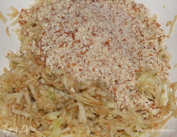 Яблоки очищаем от кожуры и серединки, натираем на крупной терке и отжимаем. У меня яблоки были сочные, получилось почти 120 мл сока (очень вкусный!). Миндаль перетираем в блендере до крошки и добавляем к яблокам.