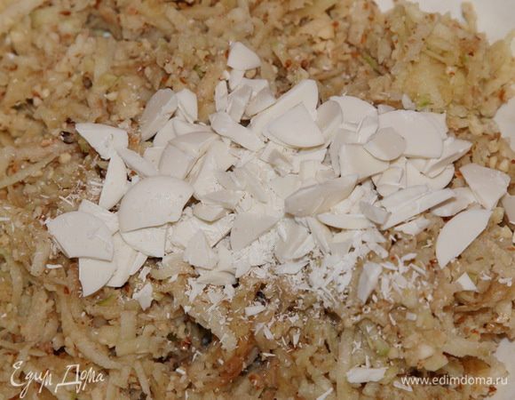 Перемешиваем и добавляем порубленный белый шоколад. У меня шоколада не было я порубила дропсы. Перемешиваем.