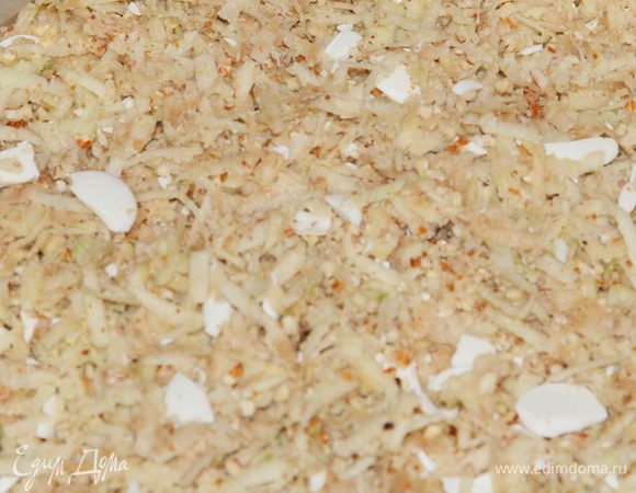 Выкладываем начинку сверху теста и отправляем в разогретую до 200 градусов духовку на 1 час (приблизительно, ориентир по вашей духовке). 