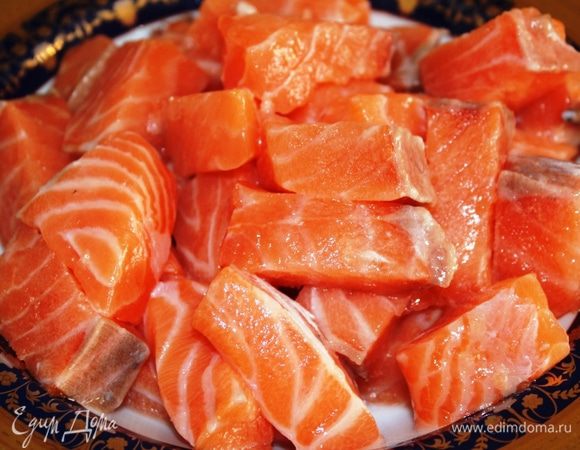 Семгу освободить от кожи и костей, нарезать на небольшие кусочки (примерно 3х4).