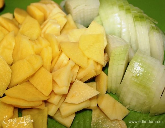 Картофель и лук очистить, нарезать на тонкие пластинки. Сыр Пармезан натереть.