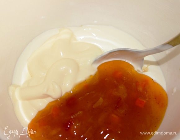 Приготовить соус: смешать все ингредиенты. 