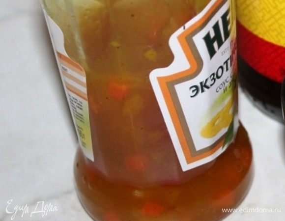 Я использую в качестве добавки готовый соус "Экзотический" (в его составе фрукты и овощи)...он сладковатый. Если его нет, то можно к сметане добавить ананас, имбирь, яблочный сок.