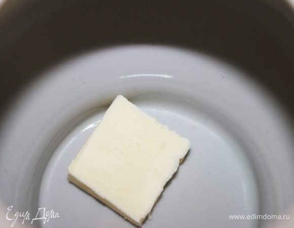 На дно горшочка положить кусочек масла.