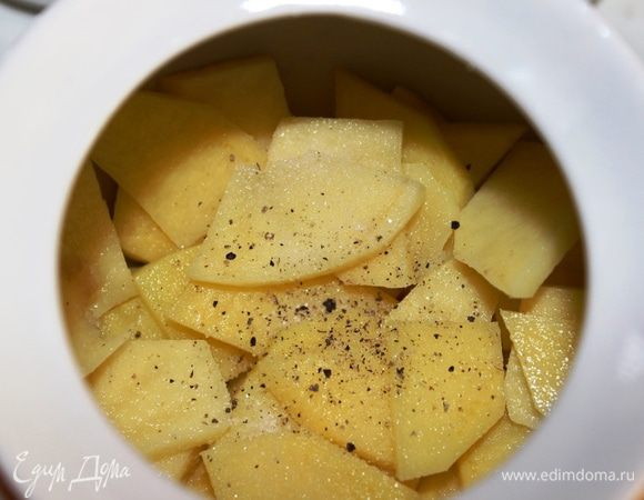 Уложить картофель, поперчить его.