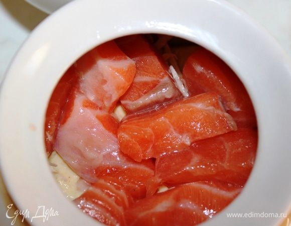 Выложить кусочки рыбы, посолить.