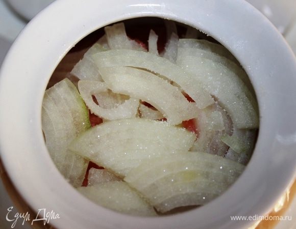 Уложить сверху лук и присыпать еще раз сыром Пармезан.