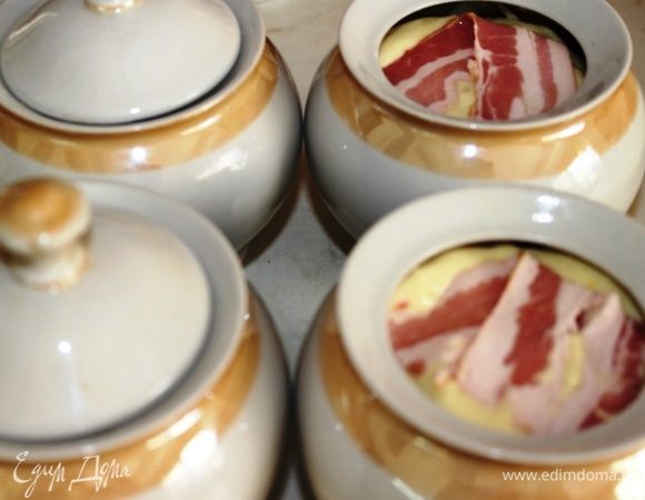 Горшочки накрыть крышкой и поставить запекаться в предварительно разогретый до 230 градусов духовой шкаф. Запекать примерно 40 минут (чтобы картофель приготовился).