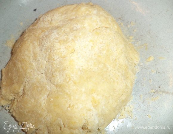 Для теста охлаждённое сливочное масло натереть на крупной тёрке, перемешать с мукой, порубить в крошку. Добавить сахар, яйцо и ледяную воду. Замесить тесто. Сформировать шар, завернуть в плёнку и на 1 час убрать в холодильник.