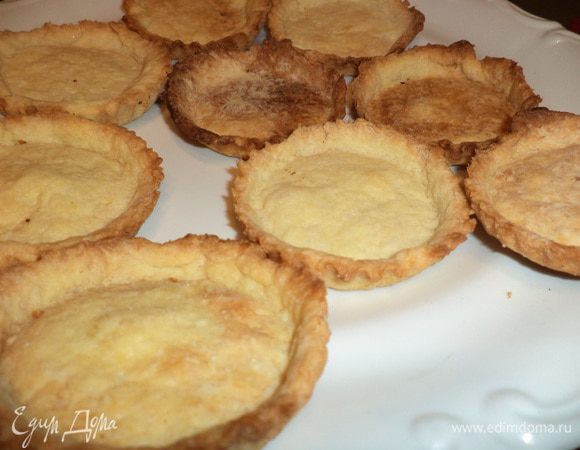 Вот наши готовые тарталетки. Желатин замочить в небольшом количестве воды, тщательно перемешать. Сгущёнку перемешать, тонкой струйкой влить желатин, тщательно перемешать.