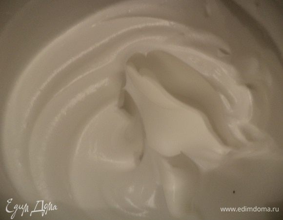 Охлаждённые сливки взбить.