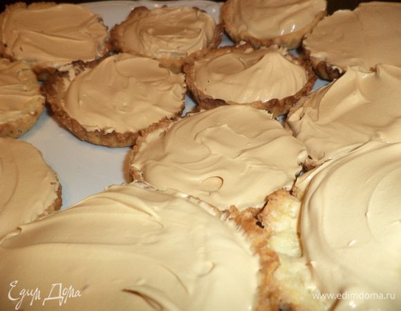 Наполнить начинкой тарталетки. Поставить на 2 - 3 часа в холодильник. Попробуйте, очень вкусно!