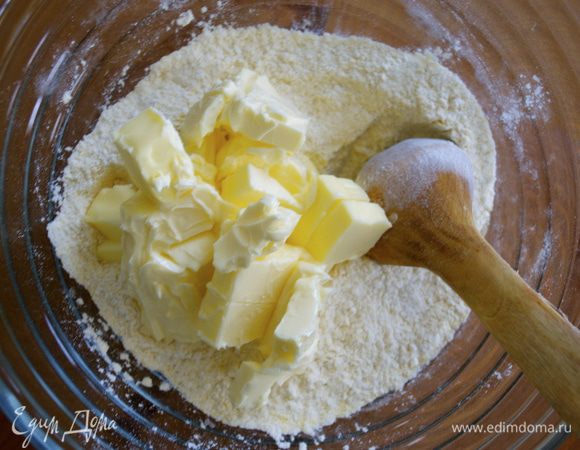Добавить к сухой смеси размягченное сливочное масло кусочками. Перемешать.