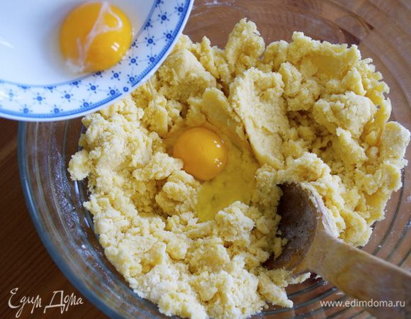 Натереть цедру лимона. И добавить яйцо и желток. Как следует все еще раз перемешать. Тесто получится в меру мягким и таким воздушным...