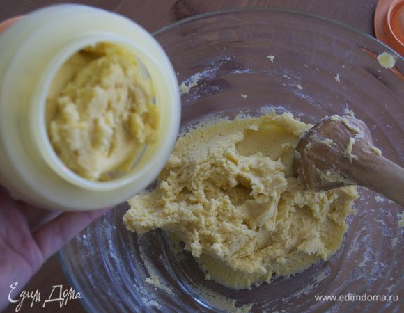 Положить тесто в пекарский мешок (sac-à-poche) с насадкой в виде "звездочки". У меня пластмассовое приспособление, выполняющее ту же функцию! )))