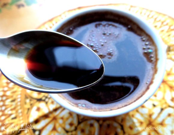 Для начала завариваем крепкий кофе с корицей и добавим столовую ложку чёрного бальзама (обычно я пью с чайной ложкой,но тут лучше покрепче!).