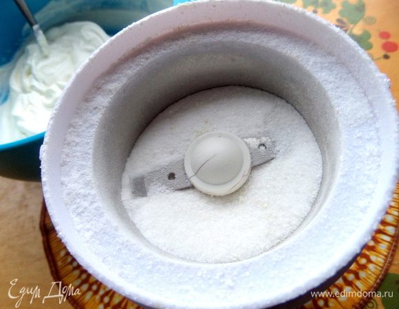 Превратим сахар и ваниль в пудру на кофемолке...