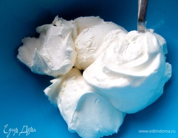 Соединим маскарпоне с жирной сладковатой сметаной. Всё охлаждённое.