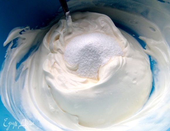 Добавим сах. пудру,быстро перемешиваем.