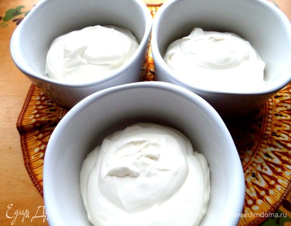 Разделим сливочную основу-крем на три части...