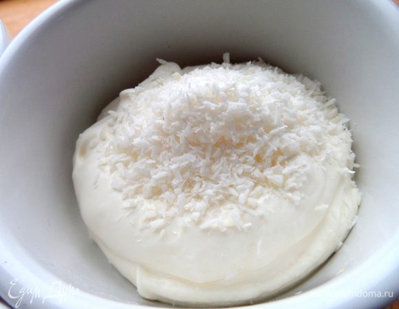 В одну часть добавим кокосовую стружку.
