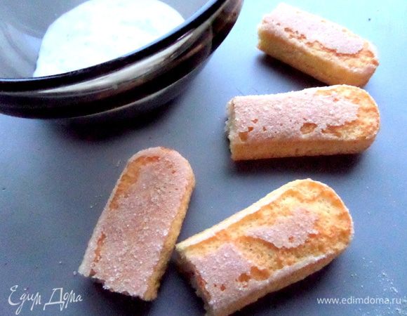 Печенье-палочки аккуратно разрежем пополам для порционной подачи,для общей формы оставим целиком.