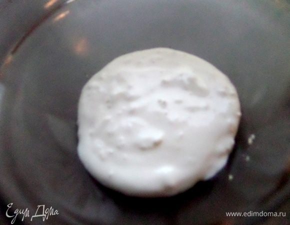 На дно формочки положить немного кокосового крема.