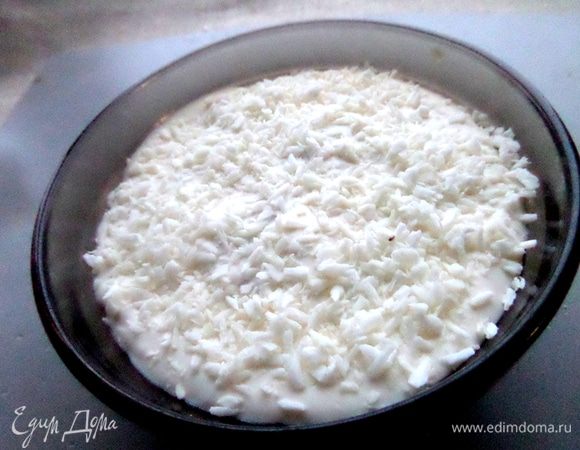 Посыпаем ровно кокосовой стружкой.