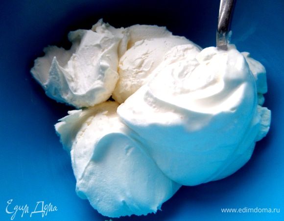 Сметану смешать с маскарпоне.