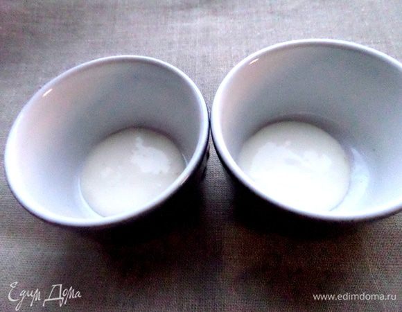 На дно креманочек кладём немного крема.