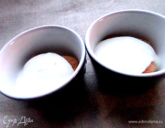 Слой крема...и снова печенье,если позволяет высота формочки.