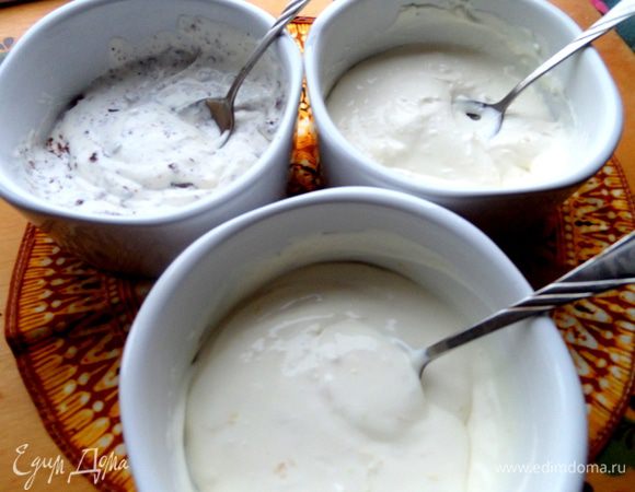 Разделить крем на три части,в каждую добавить разную начинку.