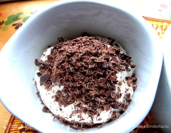 Перемешиваем половину его с кремом в одной из мисочек.