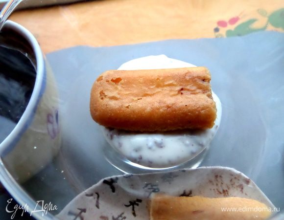 На дно бокала кладём немного крема и кусочек печенья. Снова крем...